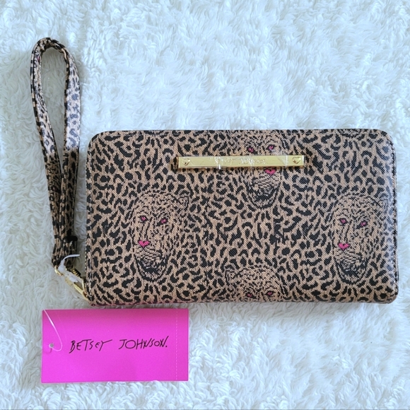 Betsey Johnson Leopard🐆 Wristlet - NWT - Picture 13 of 16